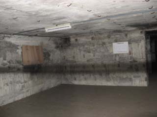 Underground_communication_room,_Hiroshima_(2007_04_14)