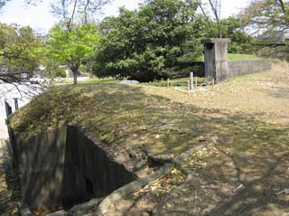 Underground_communication_room,_Hiroshima_(2007_04_14)