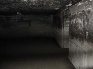 Underground_communication_room,_Hiroshima_(2007_04_14)