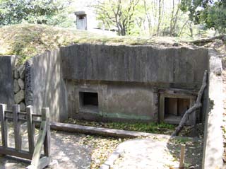 Underground_communication_room,_Hiroshima_(2007_04_14)