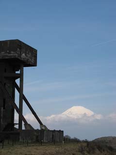 Utsiktspunkt_mot_Fuji_i_ruiner,_Hakone,_Japan_(2007-05-11)